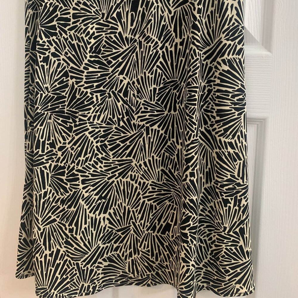 BCBG MAXAZRIA Pull On Skirt With Flirty Front Detail - Small